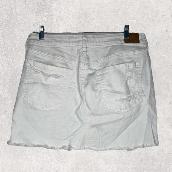 American Eagle White Heavily Distressed Mini Y2K Frayed Hem Denim Skirt Sz 12 - Picture 2 of 4